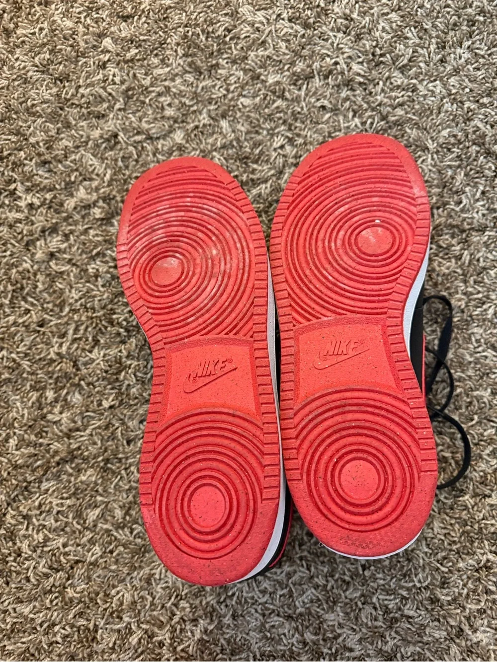 Nike Men's Low-Top Sneakers in Black/Red Size 10